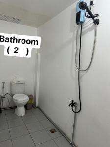 Kamar mandi di Island Vibes Hostel