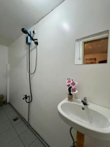Kamar mandi di Island Vibes Hostel