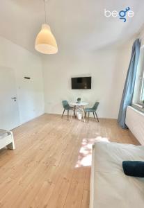 een woonkamer met een tafel en stoelen bij BEGE APARTMENTS WorkStay Lodge in Essen