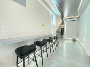 Posezení v ubytování U Capsule Hotel Kulai + 8 fotografií