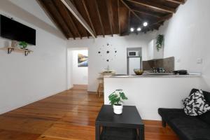 a living room with a couch and a kitchen at Casa Rural tacoronte in Tacoronte