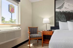 Postel nebo postele na pokoji v ubytování Super 8 by Wyndham Roseburg
