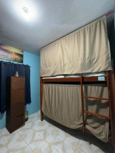 Tempat tidur dalam kamar di Island Vibes Hostel