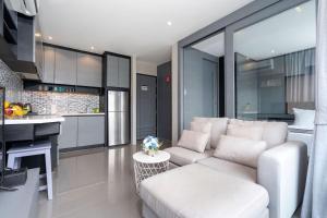 Køkken eller tekøkken på Urban Suite CTG B702 in a Gated Tropics Kamala Residence with 3 Pools & Gym