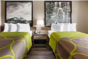 Postel nebo postele na pokoji v ubytování Super 8 by Wyndham Fairmont