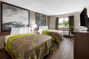 Postel nebo postele na pokoji v ubytování Super 8 by Wyndham Fairmont