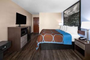 Postel nebo postele na pokoji v ubytování Super 8 by Wyndham Fairmont