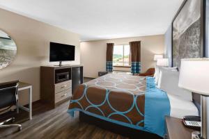 TV a/nebo společenská místnost v ubytování Super 8 by Wyndham Fairmont
