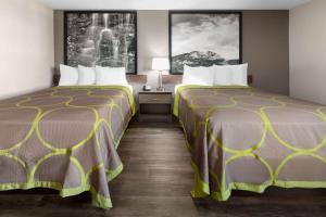 Postel nebo postele na pokoji v ubytování Super 8 by Wyndham Fairmont