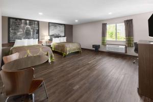 TV a/nebo společenská místnost v ubytování Super 8 by Wyndham Fairmont