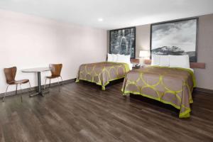 Postel nebo postele na pokoji v ubytování Super 8 by Wyndham Fairmont