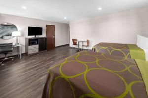 TV a/nebo společenská místnost v ubytování Super 8 by Wyndham Fairmont