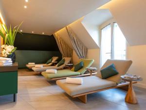 Coin salon dans l'établissement Le Louis Hotel Versailles Château - MGallery Collection