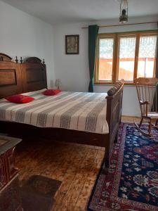 a bedroom with a large bed in a room at Casa La Casiru 6 in Straja