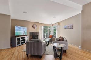TV a/nebo společenská místnost v ubytování Family-Friendly South Loop Escape