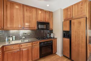 Kuchyň nebo kuchyňský kout v ubytování Family-Friendly South Loop Escape