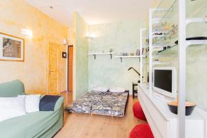 a bedroom with a bed and a desk with a computer at Casa moderna vicino Firenze in Prato