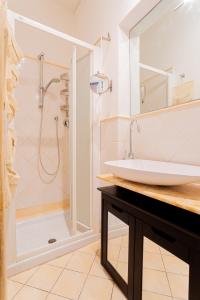 a bathroom with a sink and a shower at Casa moderna vicino Firenze in Prato