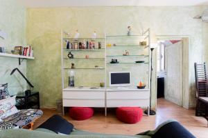 a living room with a computer on a shelf at Casa moderna vicino Firenze in Prato