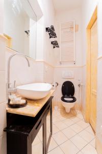 a bathroom with a sink and a toilet at Casa moderna vicino Firenze in Prato