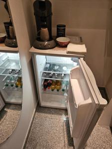 einem leeren Kühlschrank mit offener Tür in der Küche in der Unterkunft Standardzimmer nahe Messe und Airport in Düsseldorf + 12 Fotos