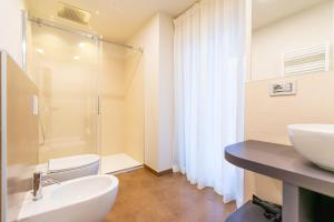 A bathroom at Hotel Belvedere Wellness&SPA