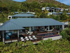 uma vista aérea de uma casa com piscina em Raffles Seychelles em Baie Sainte Anne