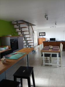 Kuchyň nebo kuchyňský kout v ubytování Gite HELSEBAN - Maison à 3 minutes de la mer dans résidence privée
