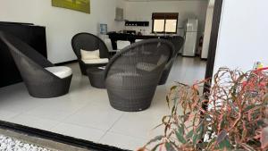 3 sillas y una mesa en la sala de estar en Residence Bel été, en Trou aux Biches