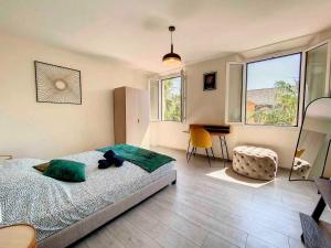 Voodi või voodid majutusasutuse Centre ville - cosy appartement - sous les parapluies toas