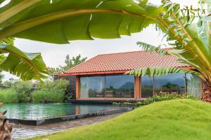 ナーシクにあるStayVista at Stonescape Villa with Pool, Lawn & Mountain Viewのプール付きの家