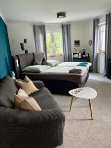 Posezení v ubytování Alternative zum Hotel Zimmer im Einfamilienhaus-eigenes Badezimmer im Flur