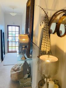 ein Raum mit einer Lampe und anderen Gegenständen an der Wand in der Unterkunft Wonderwall - Huge City garden room in luxury house - free parking in Edinburgh