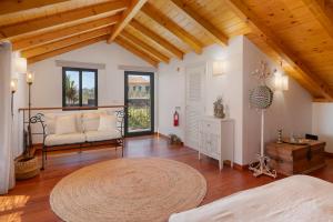 ein Wohnzimmer mit Sofa und Tisch in der Unterkunft Casa da Raposeira by An Island Apart in Calheta + 36 Fotos