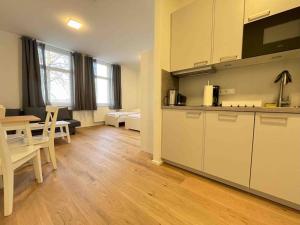 a kitchen and living room with a table and a dining room at AM1040 - Smarte Monteurwohnung in super Lage in Amberg