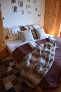 Una cama con una manta grande encima. en 4 Elements Appartmenthaus Monarda, en Flachau
