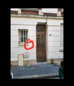 a house with a sign in front of a door at Le Noé : hyper centre d’Epernay in Épernay
