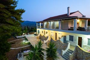 a house with a view of a yard at Villa del Capitano in Corfu Town