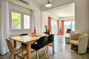a dining room with a table and chairs at Villa del Capitano in Corfu Town