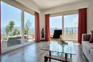 a living room with a couch and a glass table at Villa del Capitano in Corfu Town