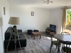 TV a/nebo společenská místnost v ubytování Sur la route du Mont Saint Michel