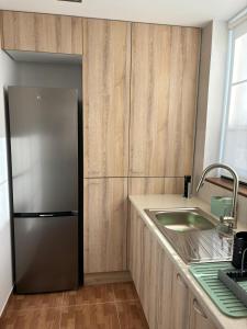 une cuisine avec un réfrigérateur en acier inoxydable et un évier dans l'établissement Apartamento LAS FLORES, à Puerto de la Cruz