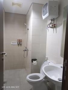 Phòng tắm tại 1BR new apartment at Borneo Bay City Balikpapan