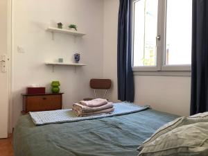 una camera da letto con un letto con due asciugamani sopra di Chambre avec salle de bain privative a Nîmes