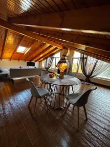 Una sala de estar con una mesa y sillas y un sofá. en Marios Family House 2, en Corfú