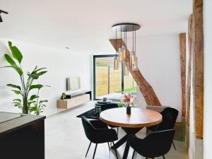 Posezení v ubytování Charming Authentic Home with Garden + 8 fotografií