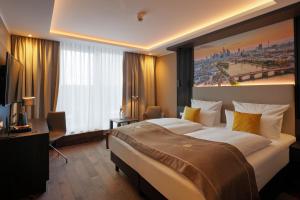 Postel nebo postele na pokoji v ubytování Skyline Hotel City Frankfurt