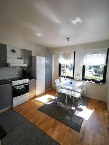 a kitchen with a table and chairs in a room at Toppskick lägenhet, nära strand in Lysekil