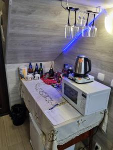 mesa con microondas y hervidor de agua encima en Luxury boutique, en Chişinău