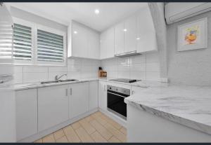 Η κουζίνα ή μικρή κουζίνα στο 2BDR Holiday Flat near Bright-Entire Place